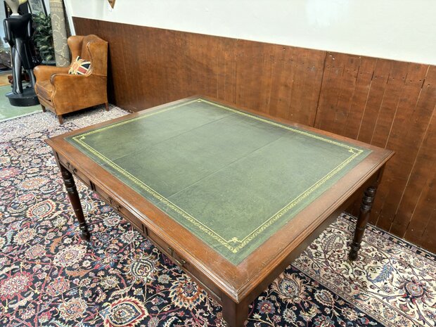 Klassiek-Antiek-Engels-Oud-Chesterfield-Schrijftafel-Bureau-Partnerdesk-met-Groen-Leder-Ingelegd