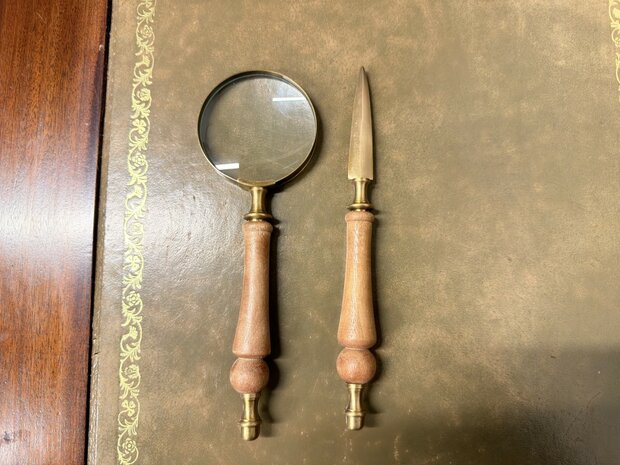Antiek-klassiek-messing-vergroot-glas-loep-en-briefopener-op-houten-standaard-2