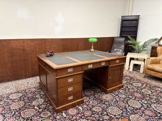 Groot-Klassiek-Engels-Antiek-Oud-Chesterfield-Bureau-Desk-Partnerdesk-met-Zwart-Leder-Ingelegd