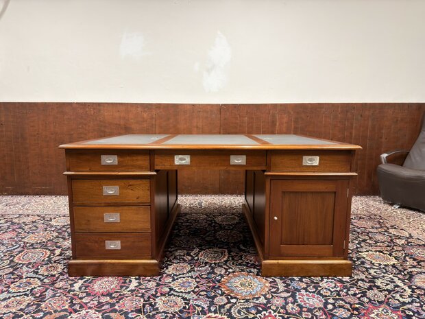 Groot-Klassiek-Engels-Antiek-Oud-Chesterfield-Bureau-Desk-Partnerdesk-met-Zwart-Leder-Ingelegd