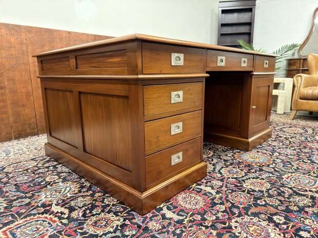 Groot-Klassiek-Engels-Antiek-Oud-Chesterfield-Bureau-Desk-Partnerdesk-met-Zwart-Leder-Ingelegd