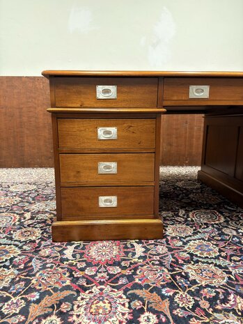 Groot-Klassiek-Engels-Antiek-Oud-Chesterfield-Bureau-Desk-Partnerdesk-met-Zwart-Leder-Ingelegd