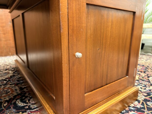 Groot-Klassiek-Engels-Antiek-Oud-Chesterfield-Bureau-Desk-Partnerdesk-met-Zwart-Leder-Ingelegd