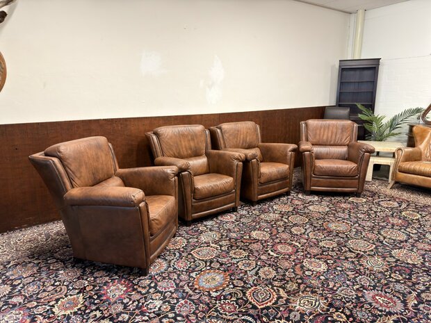 Klassiek-Engels-Antiek-Oud-Chesterfield-Set-Fauteuils-Bruin-Leder