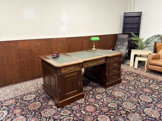 Klassiek-Antiek-Oud-Engels-Chesterfield-Bureau-Desk-Partnerdesk-met-Groen-Leder-Ingelegd