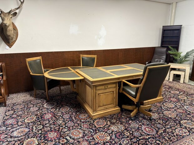 Klassiek-Antiek-Oud-Engels-Chesterfield-Bureau-Desk-met-Vergadertafel-en-Stoelen-merk-RAC