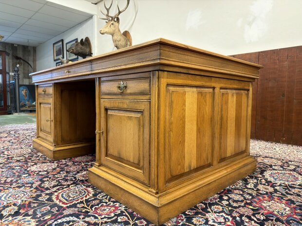 Klassiek-Antiek-Oud-Engels-Chesterfield-Bureau-Desk-met-Vergadertafel-en-Stoelen-merk-RAC