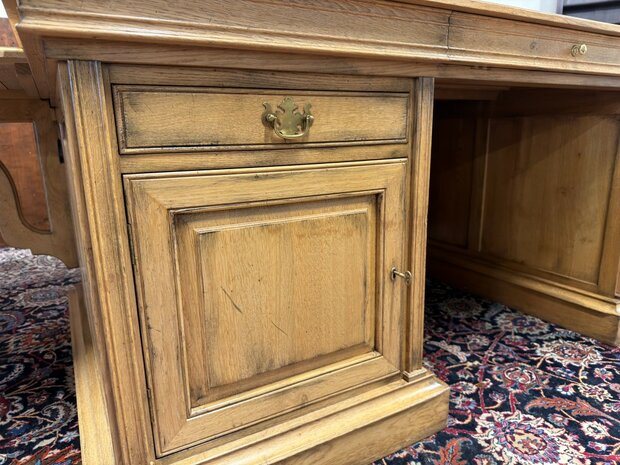 Klassiek-Antiek-Oud-Engels-Chesterfield-Bureau-Desk-met-Vergadertafel-en-Stoelen-merk-RAC