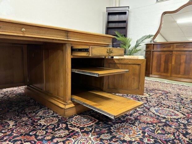 Klassiek-Antiek-Oud-Engels-Chesterfield-Bureau-Desk-met-Vergadertafel-en-Stoelen-merk-RAC