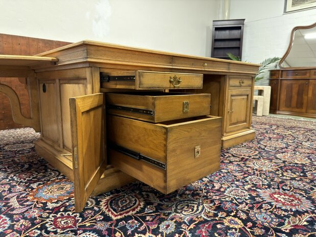 Klassiek-Antiek-Oud-Engels-Chesterfield-Bureau-Desk-met-Vergadertafel-en-Stoelen-merk-RAC