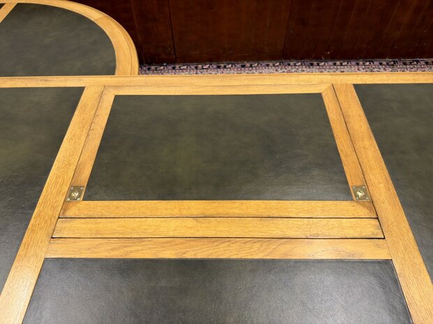 Klassiek-Antiek-Oud-Engels-Chesterfield-Bureau-Desk-met-Vergadertafel-en-Stoelen-merk-RAC