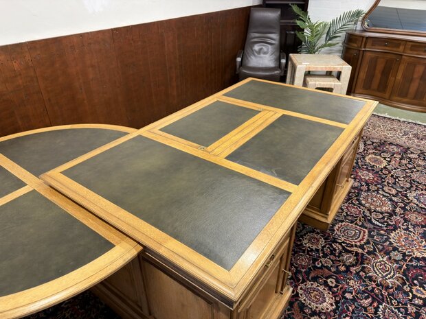 Klassiek-Antiek-Oud-Engels-Chesterfield-Bureau-Desk-met-Vergadertafel-en-Stoelen-merk-RAC