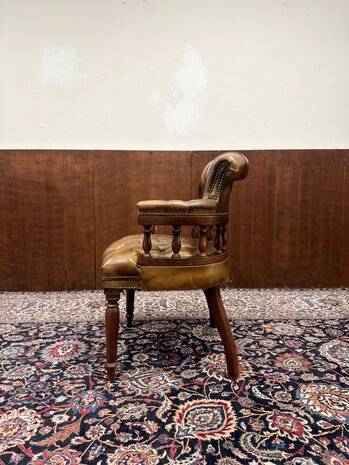 Klassiek-Engels-Antiek-Oud-Chesterfield-Bureaustoel-Stoel-Captain-Chair-Bruin-Leder