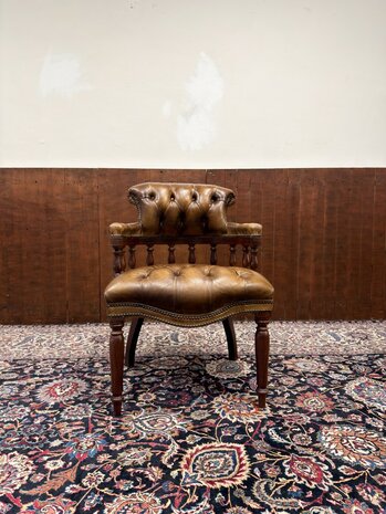 Klassiek-Engels-Antiek-Oud-Chesterfield-Bureaustoel-Stoel-Captain-Chair-Bruin-Leder