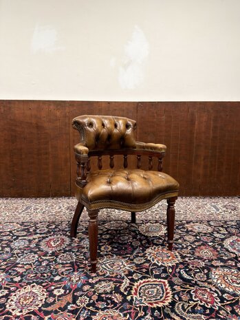 Klassiek-Engels-Antiek-Oud-Chesterfield-Bureaustoel-Stoel-Captain-Chair-Bruin-Leder