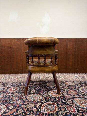 Klassiek-Engels-Antiek-Oud-Chesterfield-Bureaustoel-Stoel-Captain-Chair-Bruin-Leder