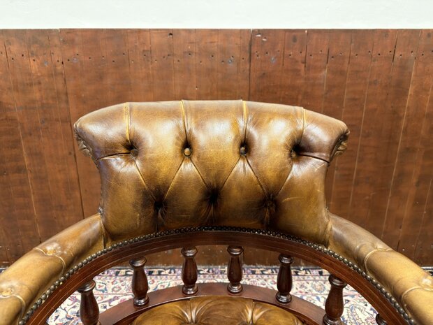 Klassiek-Engels-Antiek-Oud-Chesterfield-Bureaustoel-Stoel-Captain-Chair-Bruin-Leder