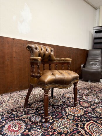 Klassiek-Engels-Antiek-Oud-Chesterfield-Bureaustoel-Stoel-Captain-Chair-Bruin-Leder
