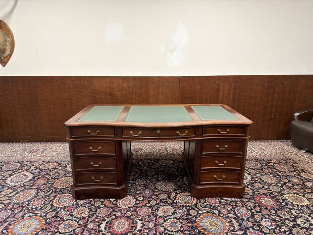 Klassiek-Engels-Antiek-Oud-Chesterfield-Bureau-Desk-Partnerdesk-met-Groen-Leder