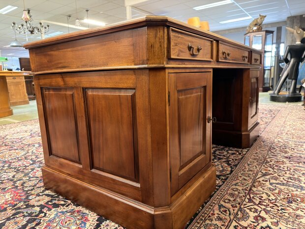 Klassiek-Engels-Antiek-Oud-Chesterfield-Bureau-Desk-Partnerdesk-met-Groen-Leder