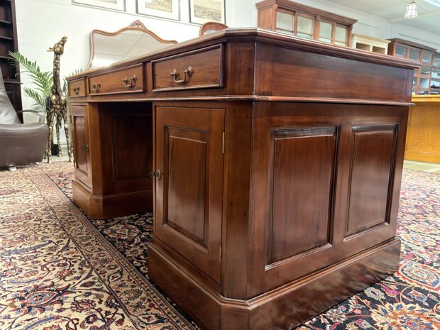 Klassiek-Engels-Antiek-Oud-Chesterfield-Bureau-Desk-Partnerdesk-met-Groen-Leder