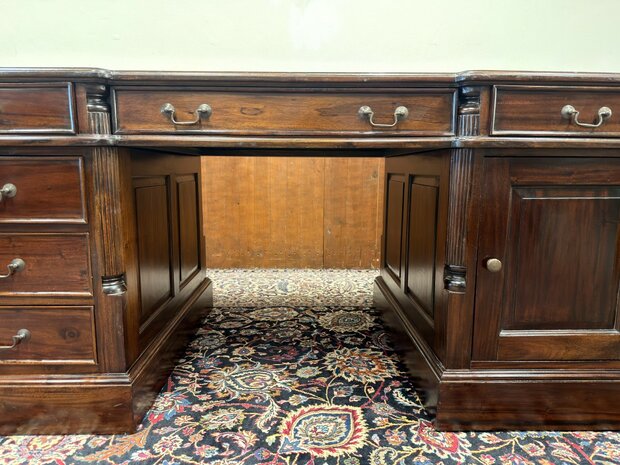 Klassiek-Antiek-Oud-Engels-Chesterfield-Mahonie-Bureau-Desk-Partnerdesk-Met-Groen-Leder