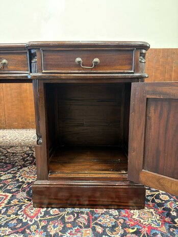 Klassiek-Antiek-Oud-Engels-Chesterfield-Mahonie-Bureau-Desk-Partnerdesk-Met-Groen-Leder