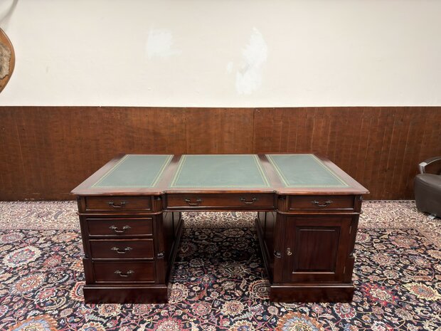 Klassiek-Engels-Antiek-Oud-Chesterfield-Mahoniehout-Bureau-Desk-Partnerdesk-Groen-Leder