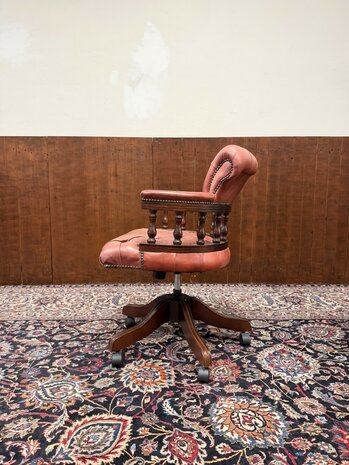 Klassiek-Engels-Antiek-Oud-Chesterfield-Bureaustoel-Captain-Chair-Zalm-Kleurig