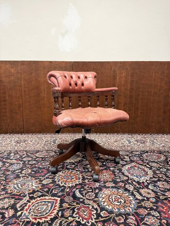 Klassiek-Engels-Antiek-Oud-Chesterfield-Bureaustoel-Captain-Chair-Zalm-Kleurig