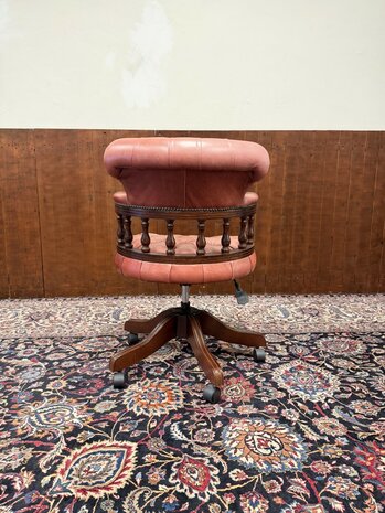Klassiek-Engels-Antiek-Oud-Chesterfield-Bureaustoel-Captain-Chair-Zalm-Kleurig