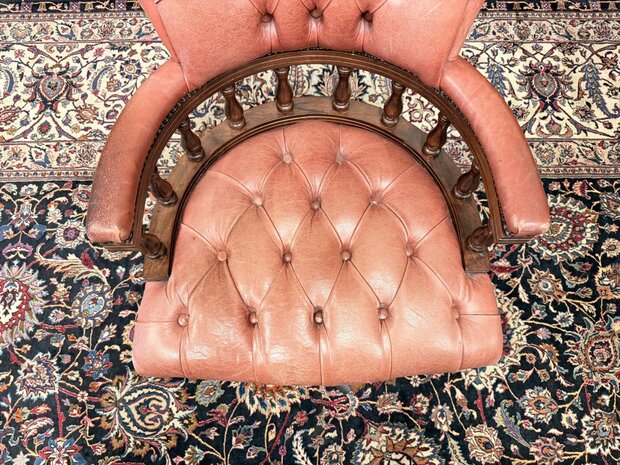 Klassiek-Engels-Antiek-Oud-Chesterfield-Bureaustoel-Captain-Chair-Zalm-Kleurig