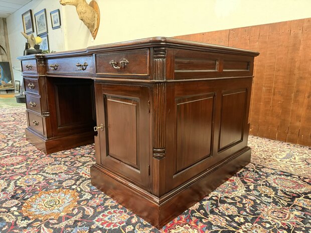 Klassiek-Engels-Antiek-Oud-Chesterfield-Mahonie-Bureau-Desk-Parnerdesk-met-Groen-Leder-Ingelegd