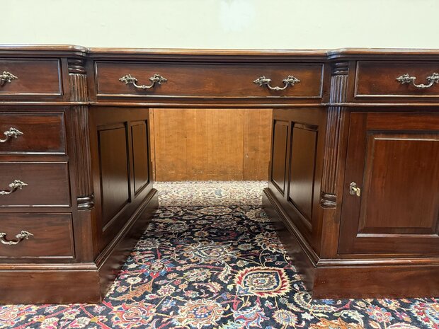 Klassiek-Engels-Antiek-Oud-Chesterfield-Mahonie-Bureau-Desk-Parnerdesk-met-Groen-Leder-Ingelegd