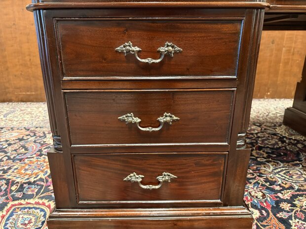 Klassiek-Engels-Antiek-Oud-Chesterfield-Mahonie-Bureau-Desk-Parnerdesk-met-Groen-Leder-Ingelegd