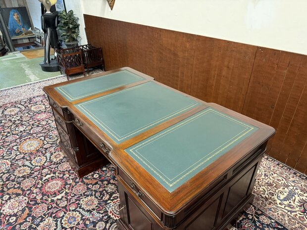 Klassiek-Engels-Antiek-Oud-Chesterfield-Mahonie-Bureau-Desk-Parnerdesk-met-Groen-Leder-Ingelegd