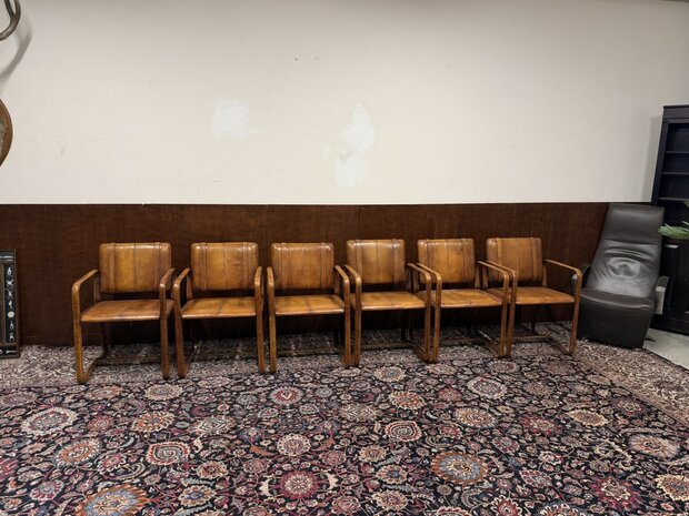 Ralph-Lauren-stijl-lederen-stoel-met-gesp-Jacques-Adnet-stijl