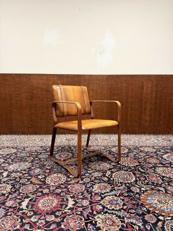 Ralph-Lauren-stijl-lederen-stoel-met-gesp-Jacques-Adnet-stijl