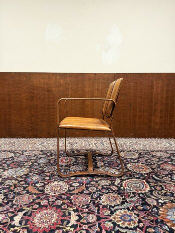 Ralph-Lauren-stijl-lederen-stoel-met-gesp-Jacques-Adnet-stijl