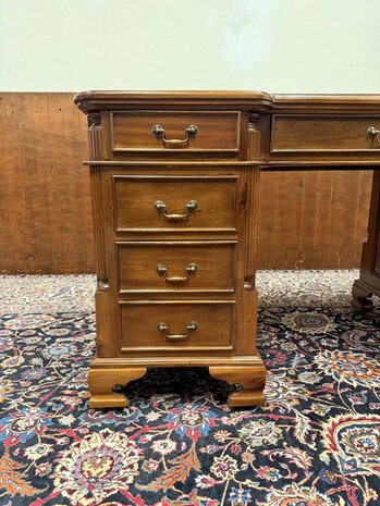 Nieuw-Klassiek-Engels-Antiek-Oud-Chesterfiel-Bureau-Desk-Partnerdesk-met-Rode-Lederen-Inleg