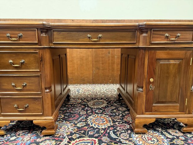 Nieuw-Klassiek-Engels-Antiek-Oud-Chesterfiel-Bureau-Desk-Partnerdesk-met-Rode-Lederen-Inleg