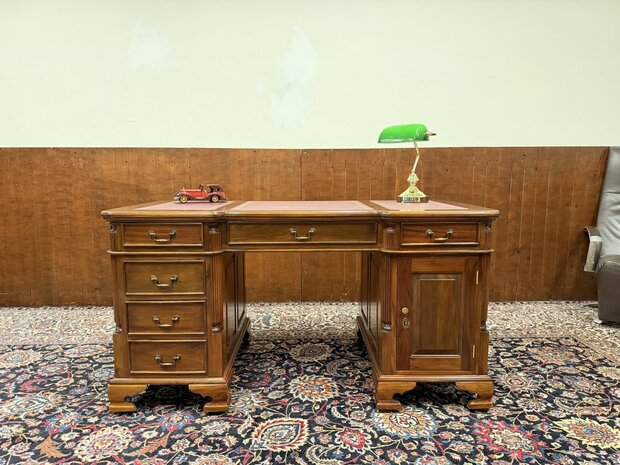 Nieuw-Klassiek-Engels-Antiek-Oud-Chesterfiel-Bureau-Desk-Partnerdesk-met-Rode-Lederen-Inleg