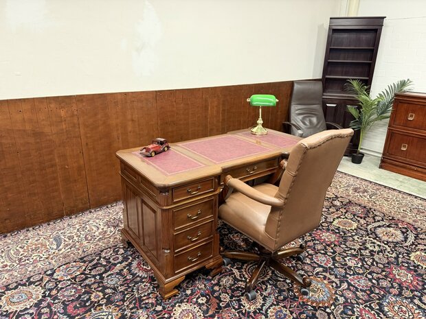 Nieuw-Klassiek-Engels-Antiek-Oud-Chesterfiel-Bureau-Desk-Partnerdesk-met-Rode-Lederen-Inleg