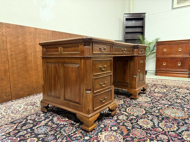 Nieuw-Klassiek-Engels-Antiek-Oud-Chesterfiel-Bureau-Desk-Partnerdesk-met-Rode-Lederen-Inleg
