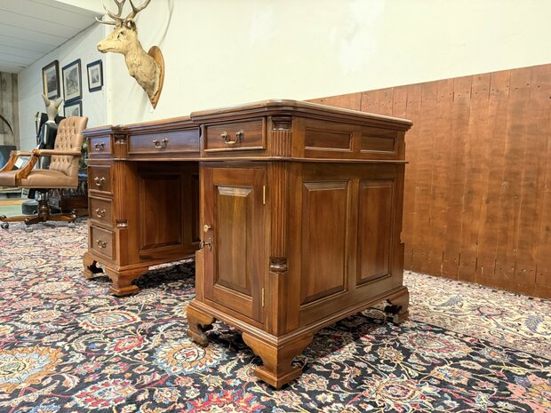 Nieuw-Klassiek-Engels-Antiek-Oud-Chesterfiel-Bureau-Desk-Partnerdesk-met-Rode-Lederen-Inleg
