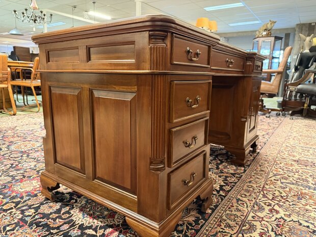 Nieuw-Klassiek-Engels-Antiek-Oud-Chesterfiel-Bureau-Desk-Partnerdesk-met-Rode-Lederen-Inleg