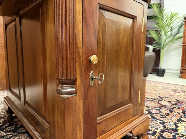 Nieuw-Klassiek-Engels-Antiek-Oud-Chesterfiel-Bureau-Desk-Partnerdesk-met-Rode-Lederen-Inleg