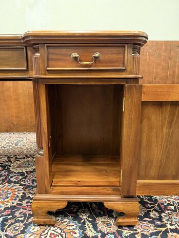 Nieuw-Klassiek-Engels-Antiek-Oud-Chesterfiel-Bureau-Desk-Partnerdesk-met-Rode-Lederen-Inleg