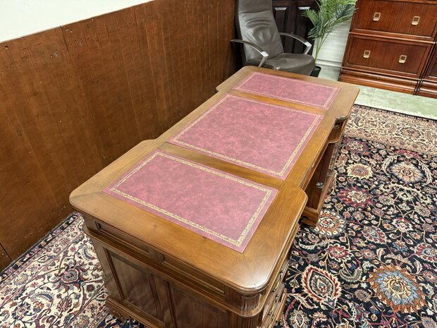 Nieuw-Klassiek-Engels-Antiek-Oud-Chesterfiel-Bureau-Desk-Partnerdesk-met-Rode-Lederen-Inleg