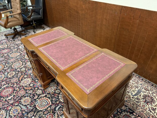 Nieuw-Klassiek-Engels-Antiek-Oud-Chesterfiel-Bureau-Desk-Partnerdesk-met-Rode-Lederen-Inleg